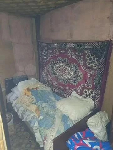 На возраст дома указывает и его состояние, и такие детали, как ковер на стене | Источник: Avito.ru