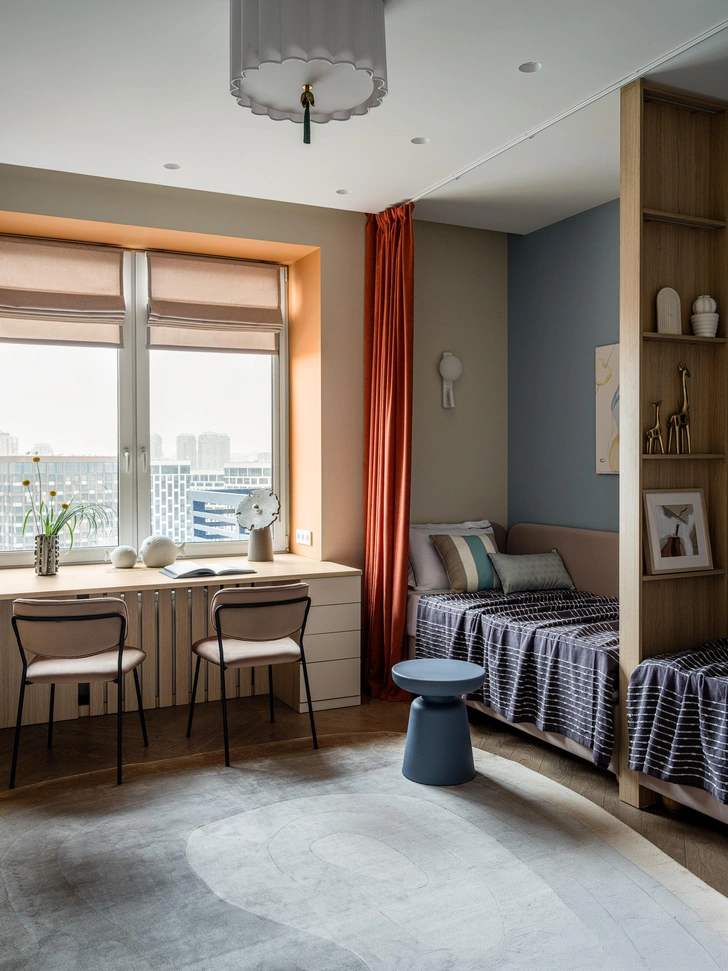 Кровати и стол изготовлены по чертежам дизайнеров. Столик, Divan.ru. Декор, Izzi Decor. Текстиль, Сlaire Batiste Atelier, Designboom, ChiaroHome. Стулья, Designboom. Ковер, Art de Vivre. Люстра Loft it. Бра, Arte Lamp, Odeon Light. | Источник: Евгений Кулибаба. Стиль: Ольга Рябова