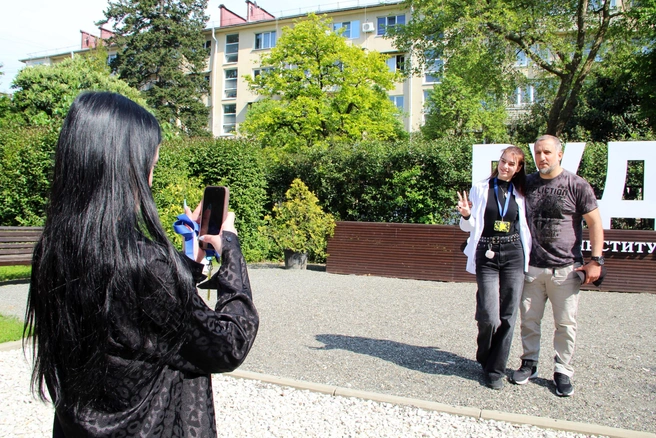 Арарат с удовольствием фотографировался со студентами | Источник: пресс-служба Сочинского института РУДН