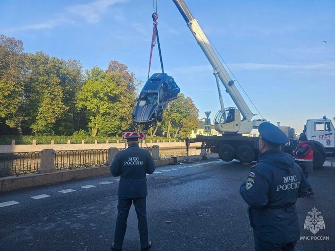 Суд арестовал водителя Porsche, который упал в Фонтанку | Источник: ГУ МЧС по Петербургу