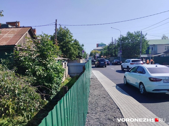 По левой стороне улицы пройти можно, но потом тротуар начинает все сильнее сужаться.  | Источник: Дмитрий Волгин / Voronezh1.ru