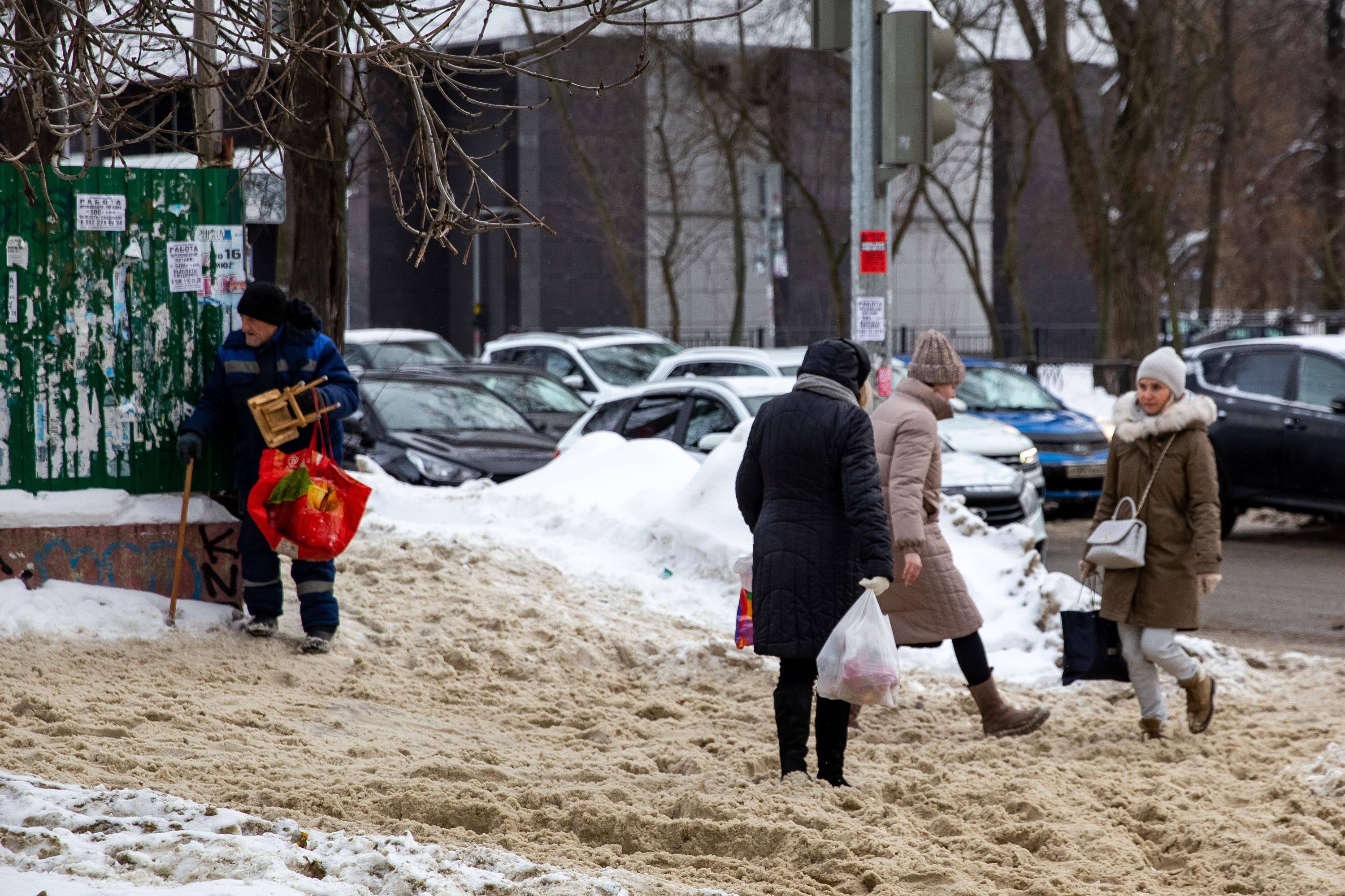 В Ярославле не убирают снег с тротуаров: куда жаловаться, погода в  Ярославской области - 26 января 2024 - 76.ру