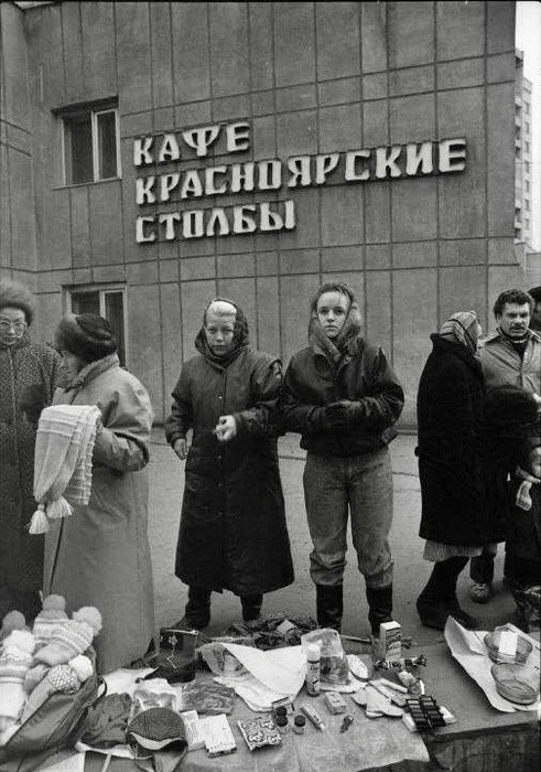 Торговля к кафе «Красноярские Столбы» на Предмостной площади | Источник: «Красноярск Исторический» / Telegram