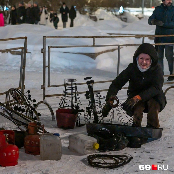 Тем временем коллективы готовили реквизит для выступления | Источник: Василина Любимова / 59.RU