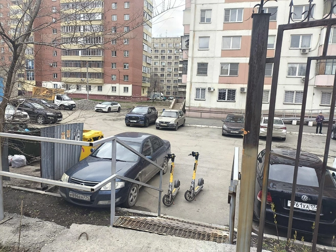 Самокат бросили прямо на проходе | Источник: Григорий Шевченко