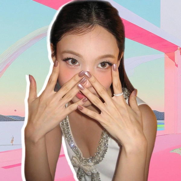 Нюд, зеленый, серебряный: Наён из TWICE показала самые модные цвета маникюра на зиму 2025/26 | Источник: theGirl