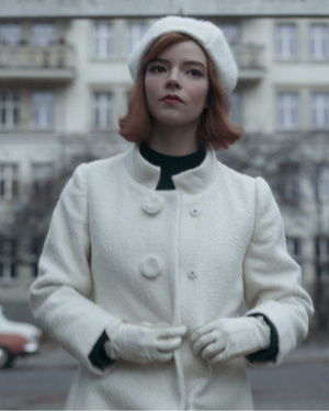 Фото №1 - Как Аня Тейлор-Джой: повторяем луки из сериала «Ход королевы»