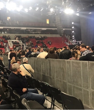 В Екатеринбурге зрители заплатили за VIP-места на концерт Scorpions, а их посадили лицом к стенке (фото)