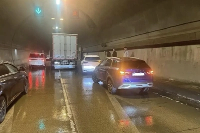 Столкновение автомобилей в тоннеле парализовало движение в Сочи