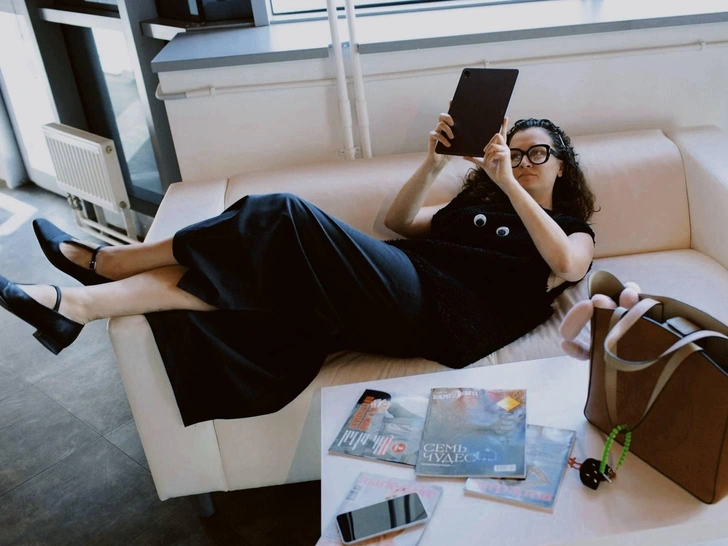 Что в сумке нашего продюсера: модные туфли, функциональные гаджеты и даже отвертка Что в сумке нашего продюсера: модные туфли, функциональные гаджеты и даже отвертка