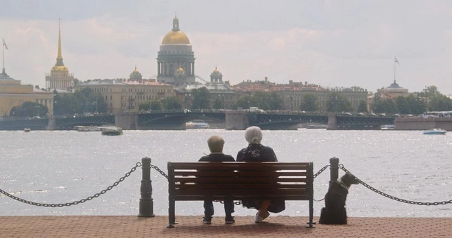 Пуля не дура: Светлана Крючкова и Александр Адабашьян в мелодраме «Двое в одной жизни, не считая собаки» | Источник: кадр из фильма «Двое в одной жизни, не считая собаки» (2025)