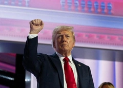 Двойник Элвиса Пресли и праздничный салют: семью Трампа феерично встретили в Вашингтоне в честь инаугурации