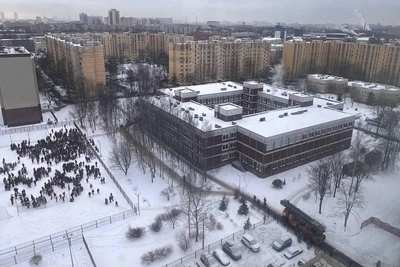 Пожар в петербургском лицее: эвакуация и черный дым