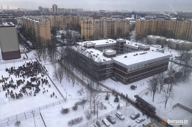 На юго-востоке Петербурга школьников сорвали с уроков из-за пожара. На видео чёрный дым в коридоре | Источник: читательница «Фонтанки»