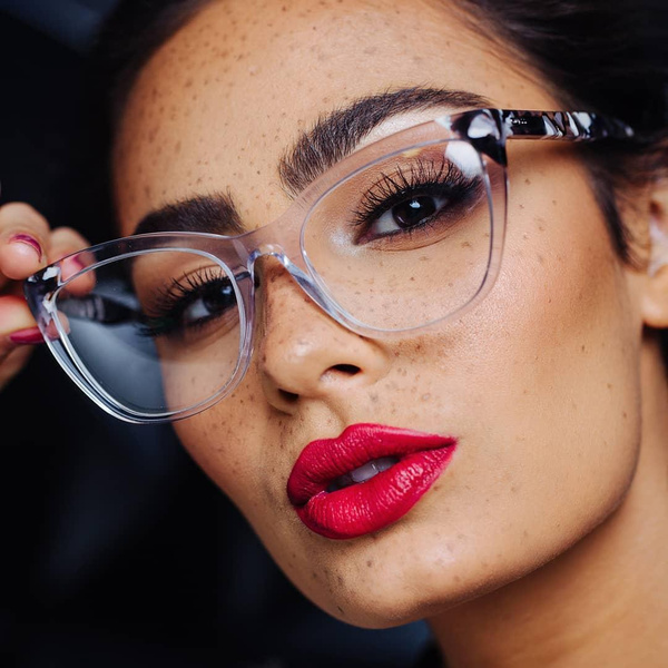 Как накраситься, если носишь очки: 5 советов и бьюти-хаков для очкариков