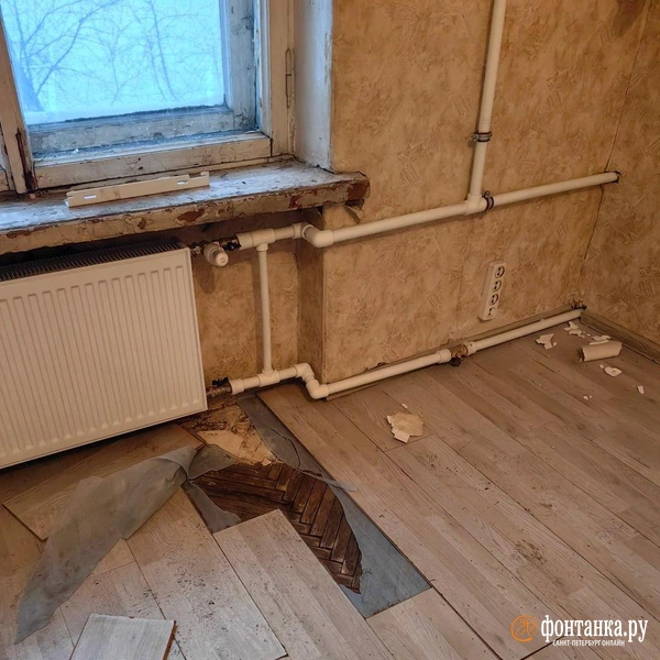 Ламинат вспучился и местами разобран, под покрытием&nbsp;— старая паркетная ёлочка и следы протечек. | Источник: «Фонтанка.ру»