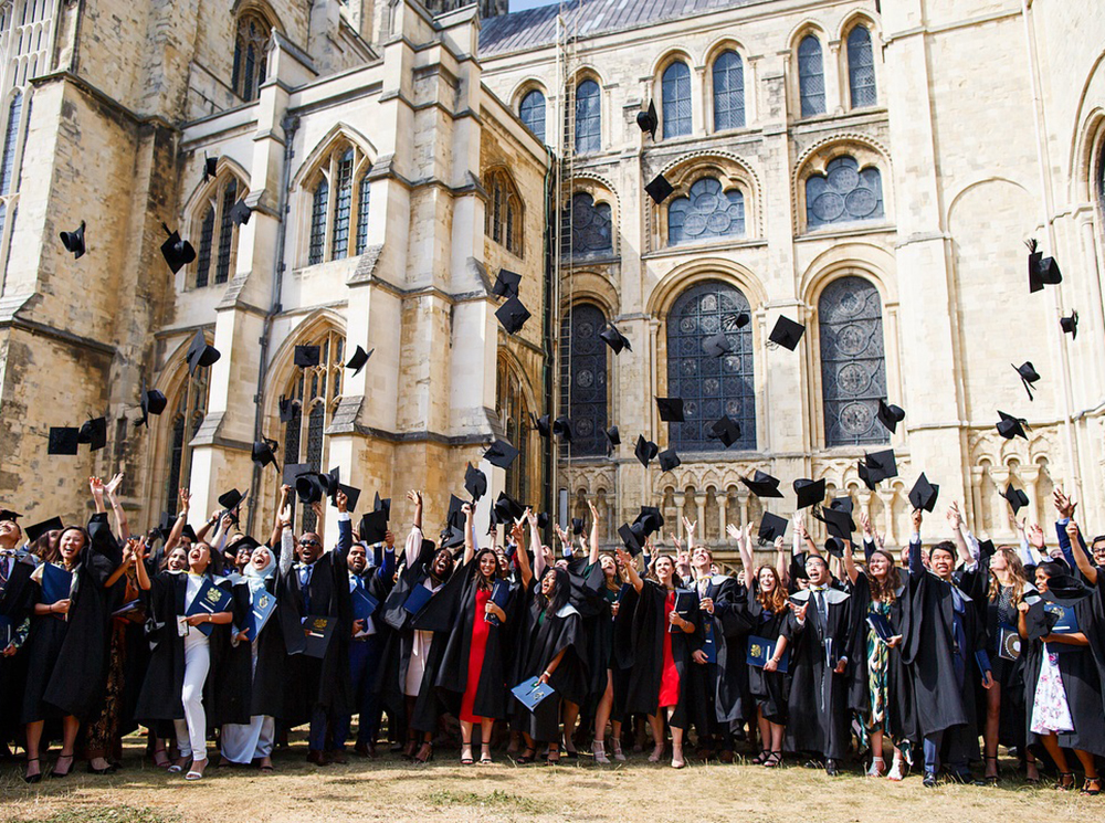 Выпускники Кентского Университета (на фоне знаменитого Кентерберийского кафедрального собора, где проходит вручение дипломов) | marieclaire.ru