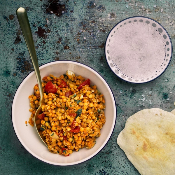 Боул из бобов с орехами и заправкой из йогуртаНеобычный вариант завтрака для тех, кто не любит сладкое и предпочитает насыщать организм витаминами с самого утра.Полный рецепт боула с орехами и заправкой из йогурта читайте по ссылке.