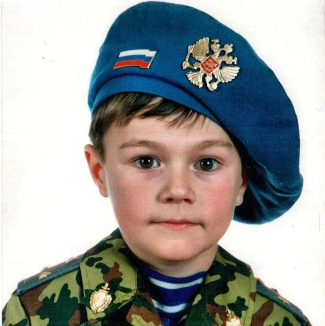 Поклонники полюбили актера за его миловидное лицо, но только посмотрите, каким он был в детстве | Источник: Олег Гаас / ВКонтакте