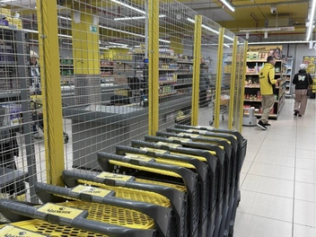 Магазин выглядел оживленным даже в дневное время | Источник: Полина Шевчукова / NGS22.RU