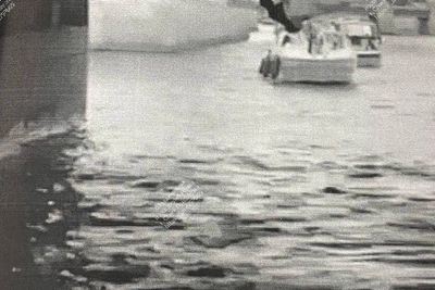 Петербургский суд оштрафовал мужчину за висение на мосту Декабристов