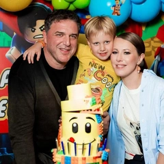 Торт в виде космического корабля, роботы и научное шоу для гостей: Ксения Собчак и Максим Виторган показали, как поздравили сына с днем рождения