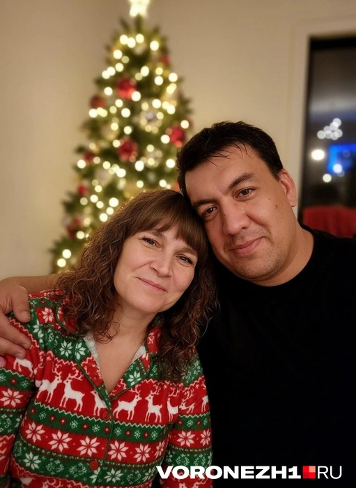 Елена и Виталий вместе с детьми справили новоселье в собственном доме во второй раз | Источник: предоставлено Еленой Латаковой