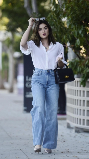 Рубашка и джинсы — бесподобное сочетание, которое одобряет звезда Люси Хейл | marieclaire.ru