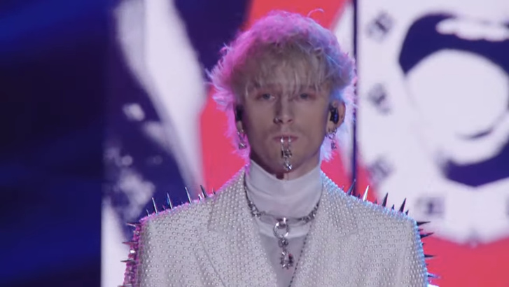 Белый смокинг для жениха: Machine Gun Kelly открыл и закрыл шоу Dolce & Gabbana под аплодисменты Меган Фокс