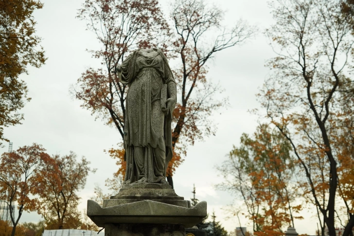 Загадочные склепы, ангелы и плакальщицы: 3 самых красивых кладбища Москвы