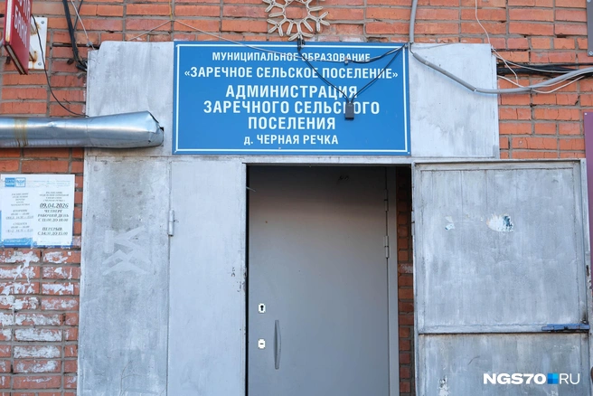 Галину мы подловили у здания администрации | Источник: Василиса Орлова / NGS70.RU