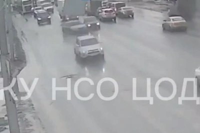 Авария в Новосибирске после резкого перестроения — видео