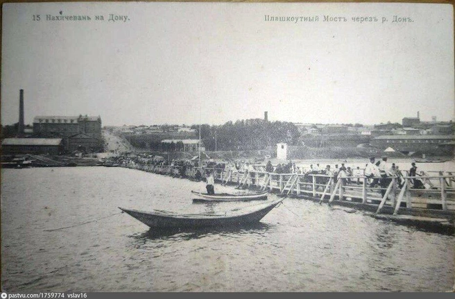 1910–1912 годы. Плашкоутный (то есть на плавучих опорах) мост на Зеленый остров | Источник: Открытка ПК, Северное Художественное издательство, Москва / pastvu.com