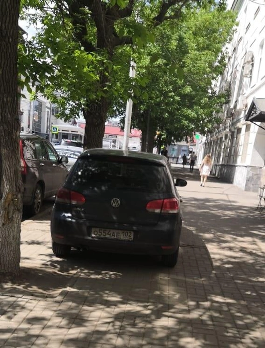 Этот автолюбитель тоже заехал на тротуар на улице Октябрьской Революции | Источник: читатель UFA1.RU