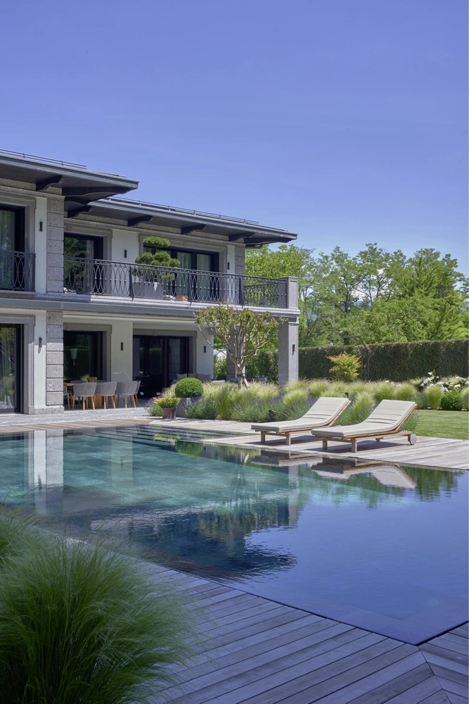 Фасад дома. Металлические ограждения изготовлены компанией Cesare Ferrari. Натуральный камень, Bevilacqua Marmi. Уличная мебель, Tribu. Свет, Flos. | Источник: Давид Магалдадзе