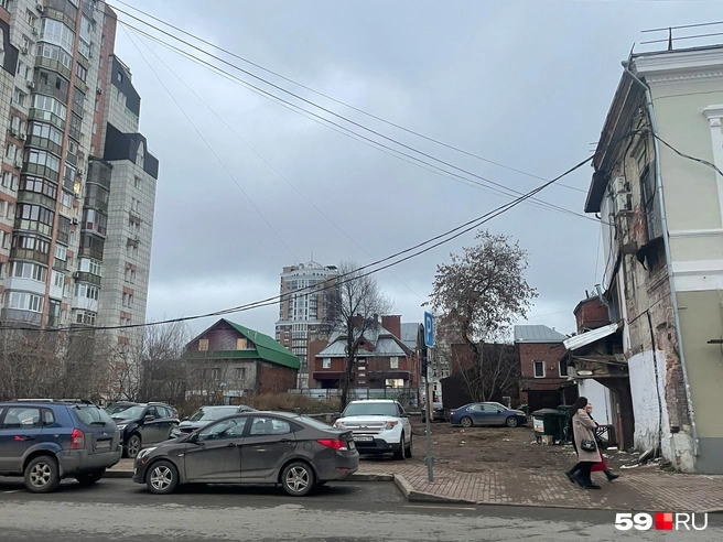 Теперь на месте здания оставляют машины | Источник: Екатерина Вохмянина