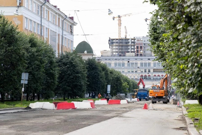 Улицу благоустраивают частями: пока одну сторону благоустраивают, противоположная открыта для пешеходов | Источник: Анна Иванюк / екатеринбург.рф
