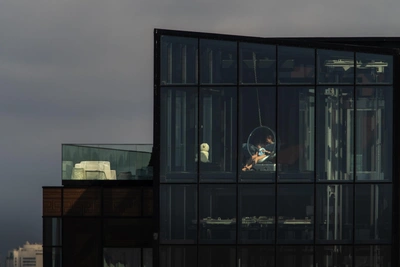 Медсестра и коллега поймали ребенка с десятого этажа