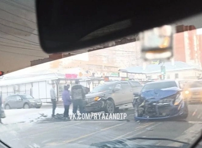 Напротив рынка в Приокском случилось серьезное ДТП | ya62.ru