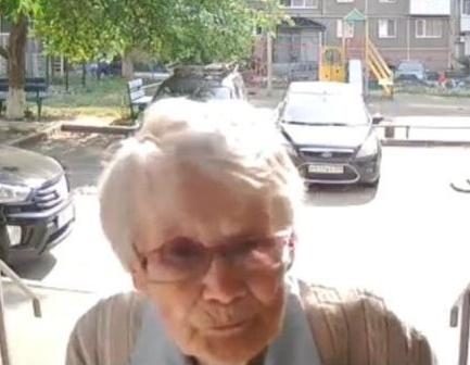 В Перми разыскивают седую бабушку с палочкой — в полиции говорят, что она забирает крупные суммы у людей