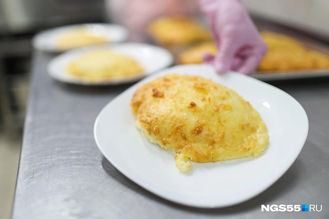 Фирменное блюдо — курочка под сырной шапочкой | Источник: Евгений Софийчук / NGS55.RU