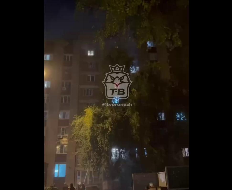 В общежитии на улице Хользунова в Воронеже вспыхнул пожар — пострадали женщина и девушка, эвакуиров…