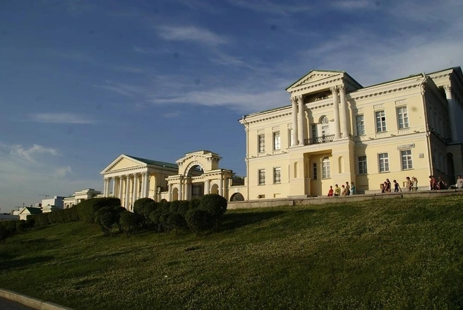В Екатеринбурге вы сможете прикоснуться к тайнам уральских самоцветов | Источник: турагентство «Л-тур»