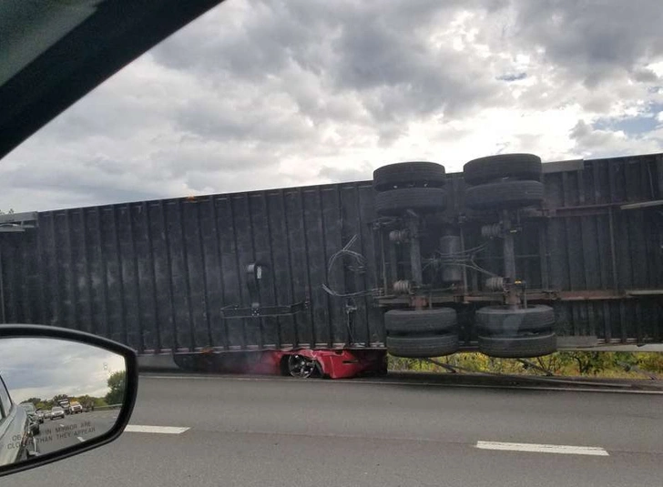 Фура расплющила автомобиль, но на водителе — ни царапины