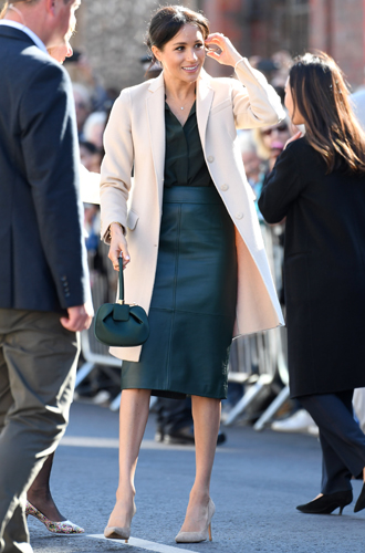 Пальто длиной до коленаВ начале сентября Меган Маркл посетила Сассекс в стильном ансамбле бутылочно-зеленого цвета: шелковая блузка и кожаная юбка-карандаш. Узкий крой одежды она постаралась скрыть за полами светлого пальто, отвлекая внимания от талии ─ хотя бы в первые минуты своего появления на публике, когда толпа и журналисты рассматривают особенно пристально.
