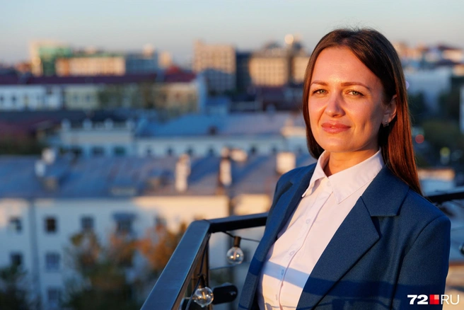 Ксения Шестакова гордо несет звание любимого учителя и дружит со своими учениками. А еще она невероятная красавица  | Источник: Ирина Шарова / 72.RU