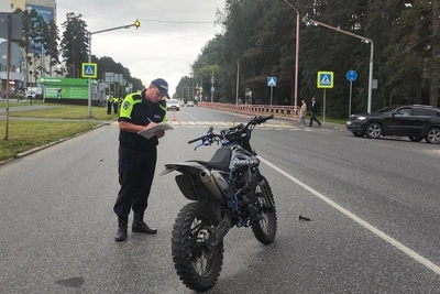Мотоциклиста, задавившего женщину, отпустили из суда