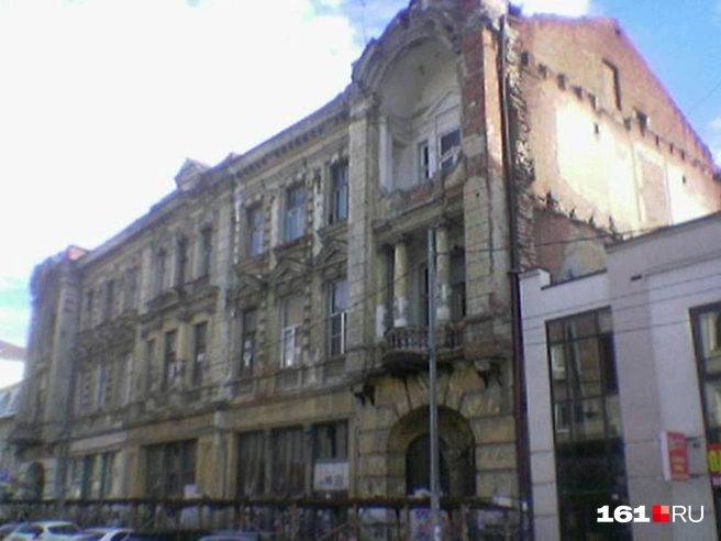 Скорее всего множество Nokia 6600 фотографировали Дом с ангелами, когда он был в лучшем состоянии, чем сейчас | Источник: Евгений Вдовин / 161.RU