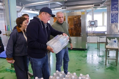 Воду из недр вулкана Богдан Хмельницкий начали разливать на Итурупе