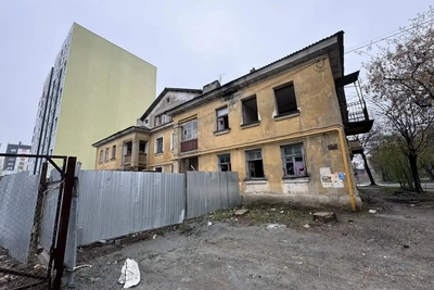Расселенный барак в Челябинске не огорожен — жители боятся за детей